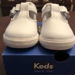 Keds® Daphne T-Strap Sneaker, 6 W, NEW WHITE.